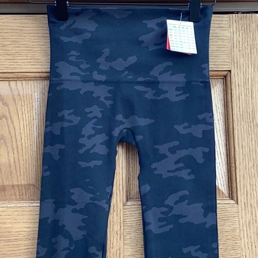 SPANX Black Camo seamless look at me now Leggings, women’s size small. 🌸NWT🌸